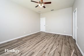 Parrish house for rent - the spacious living room with hardwood flooring and a ceiling fan