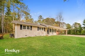 Austell house for rent - A house with a lawn in front of it.