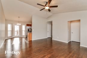 Arnold house for rent - A spacious room with a ceiling fan and wooden flooring.