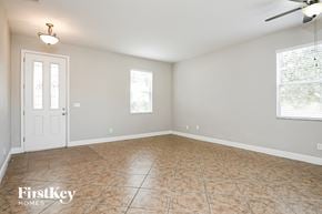 Clermont house for rent - the living room is clean and ready to use