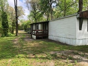 Thonotosassa house for rent - a white house with a deck in the woods
