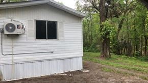 Thonotosassa house for rent - a white building with a fan on the side of it
