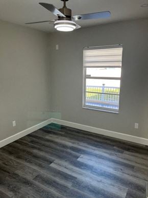 St. Petersburg house for rent - a empty room with a ceiling fan and a window