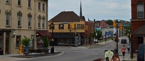 Cambridge apartment for rent - a city street with a yellow building and a traffic light
