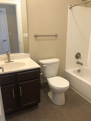 St. Louis apartment for rent - 746 Eastgate Bath