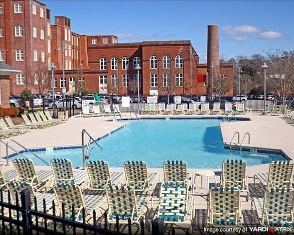 Columbia apartment for rent - a large swimming pool with chairs around it
