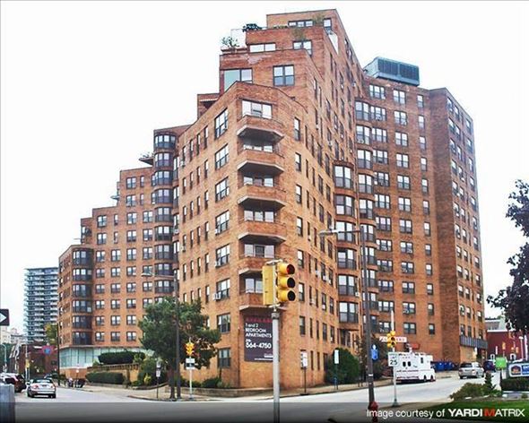 Philadelphia apartment for rent - a tall building on a city street with a traffic light