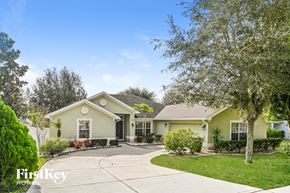 Apopka house for rent - a house with a driveway and a tree