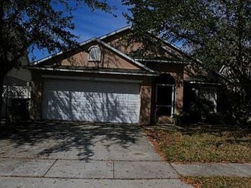 Orlando house for rent - a house with a garage door in front of it
