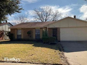 Grand Prairie house for rent - 1005 Loving Trail Grand Prairie, TX 75052