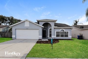 Riverview house for rent - a white house with a driveway and a lawn