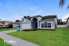 Riverview house for rent - a blue and white house with a lawn and a driveway