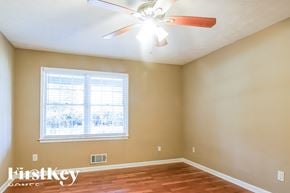Dallas house for rent - a bedroom with a ceiling fan and a window