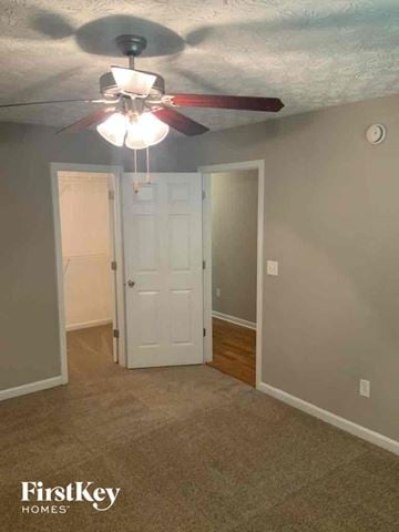 Dallas house for rent - a bedroom with a ceiling fan and a door to a closet