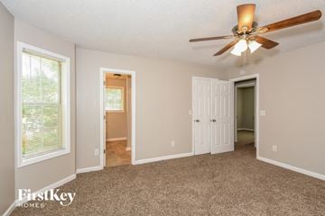 Dallas house for rent - a living room with carpet and a ceiling fan