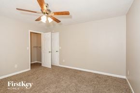 Dallas house for rent - a bedroom with a ceiling fan and a closet