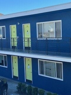 Oakland apartment for rent - A blue building of 1640 6th Ave.