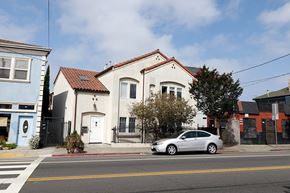 Oakland apartment for rent - A picture of the building 6605 Shattuck with a silver car in front of the building.