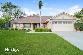 Casselberry house for rent - A house with a garage and a driveway in front of it.