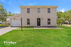 Hilliard house for rent - the front of a house with a lawn and a driveway