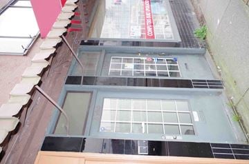 Vancouver apartment for rent - A building with a red sign that says "Comptes et Fonds".