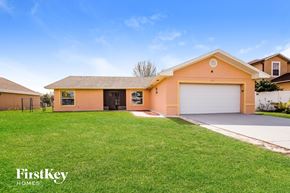 Poinciana house for rent - a home with a lawn and a garage door