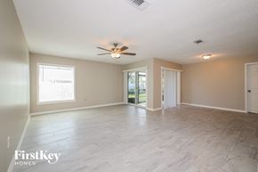 Poinciana house for rent - the living room and dining room are spacious and lighted by a ceiling fan