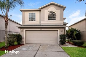 Winter Garden house for rent - A two-story house with a garage is for sale.