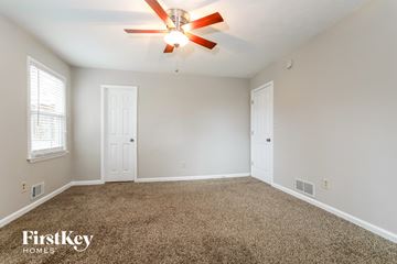 Snellville house for rent - the spacious living room with ceiling fan and carpet