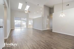 Orlando house for rent - A spacious room with wooden floors and a ceiling fan.