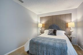 Tampa townhouse for rent - a bedroom with a bed and two lamps