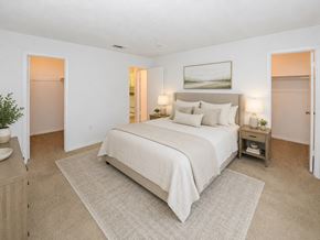 St. Petersburg townhouse for rent - A bedroom with a large bed and a painting on the wall.