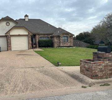 Harker Heights house for rent - a house with a driveway and lawn in front of it