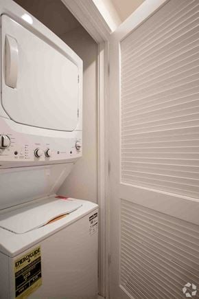 Philadephia apartment for rent - a washer and dryer in a laundry room with a closet