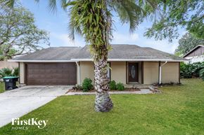 Orlando house for rent - a palm tree in the front yard of a house