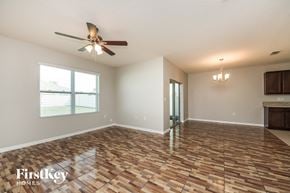 Kissimmee house for rent - A room with wooden flooring and a ceiling fan.