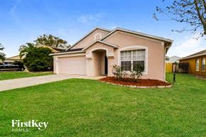 Lake Mary house for rent - a home with a lawn and a sidewalk