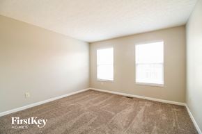 Amelia house for rent - a bedroom with carpet and two windows