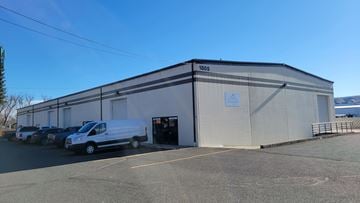 Yakima apartment for rent - a large building with cars parked in front of it