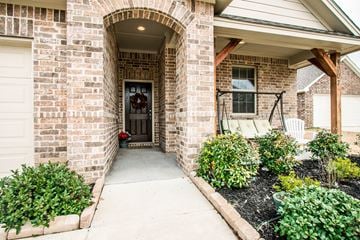 Aubrey house for rent - A house entrance with a wreath on the door.