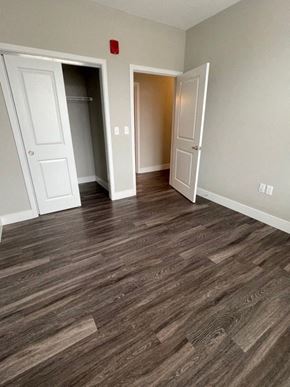 Jeffersonville apartment for rent - a living room with a hard wood floor