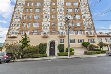 San Francisco apartment for rent - A tall apartment building with a brown facade and a black door.