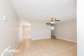 Davenport house for rent - a spacious living room with tile flooring and a ceiling fan