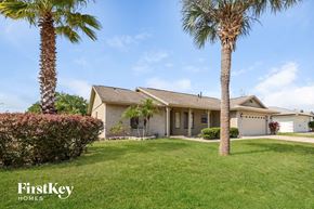 Orlando house for rent - a house with palm trees in front of it