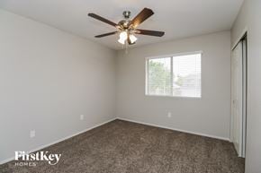 Chandler house for rent - the spacious living room with ceiling fan and carpeting
