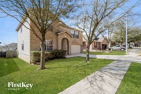 Live Oak house for rent - the front of a house with a driveway and lawn and trees