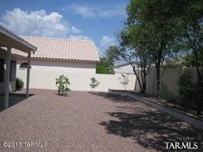 Marana house for rent - A small tree is in the backyard.