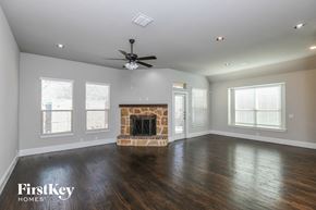 Mansfield house for rent - a living room with a fireplace and a ceiling fan