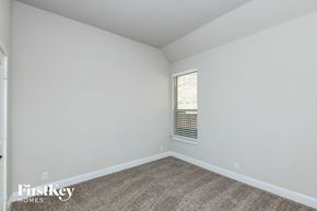 Mansfield house for rent - a bedroom with white walls and carpet and a window