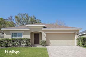 Sorrento house for rent - a beige house with a garage door and a lawn